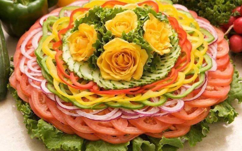 Красивая нарезка из овощей на праздничный стол. Как сделать нарезку из огурца, помидора, редиса.Хризантема из лука. Красивая нарезка овощей на Новый год Быка фото.