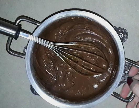 Перемешивать до растворения кусочков шоколада.